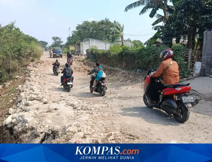 Jalan Longsor di Kali CBL Bekasi, Warga Mendesak Perbaikan Permanen Segera Dilakukan