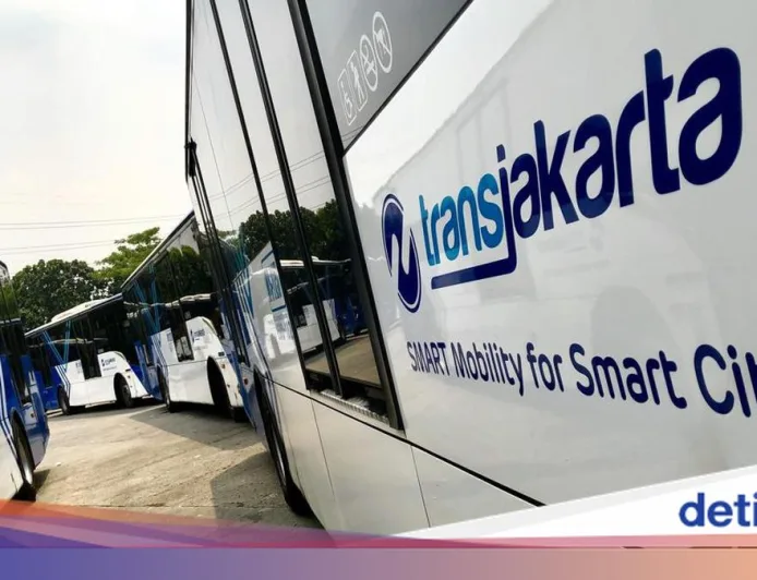 2 Bus TransJ Tabrakan di Jaktim Saat Off Layanan, Bodi dan Kaca Rusak Parah