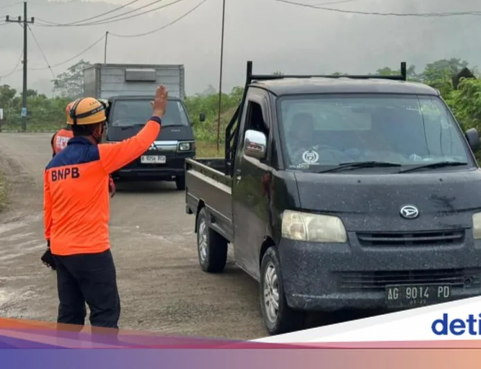 Longsoran Batu Tutup Akses Jalan Nasional KM 16 Trenggalek-Ponorogo Sementara