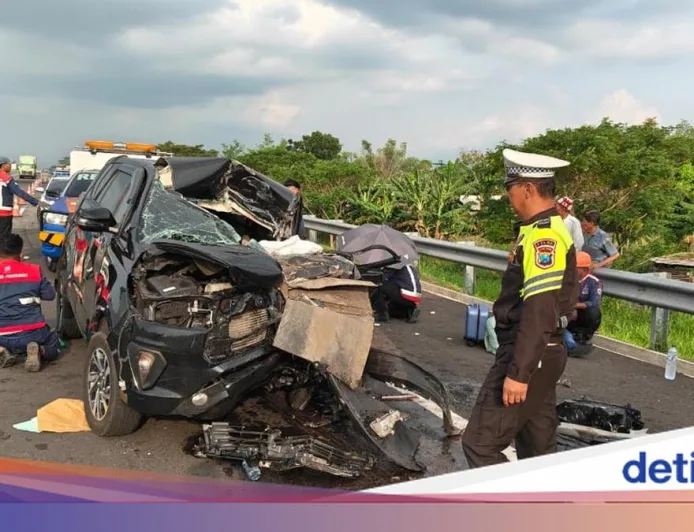 Mobil Anggota DPR Gus Hilman Ringsek Parah Usai Kecelakaan di Tol Paspro