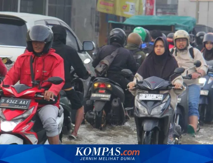 Akses Baleendah-Dayeuhkolot Banjir: Jalanan Macet, Banyak Motor Mogok, Warga: Terpaksa Bolos Kerja