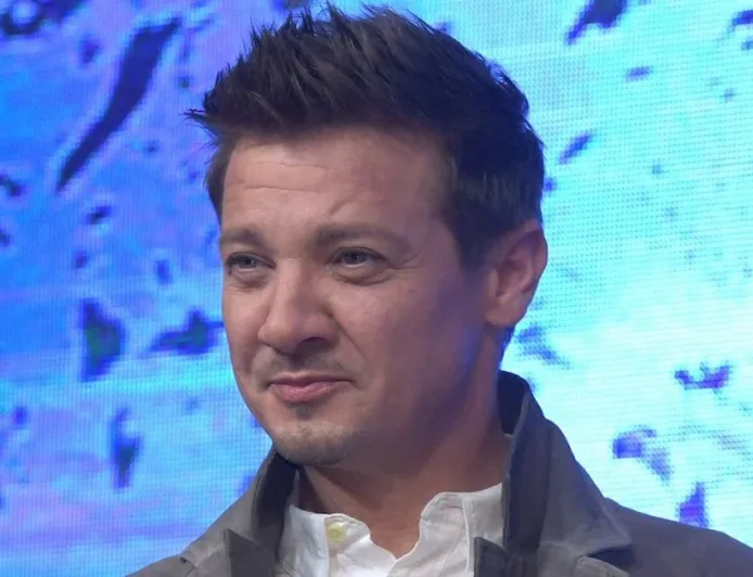 Jeremy Renner, yang dikenal sebagai 'Archer', menderita lebih dari 30 patah tulang dalam sebuah kecelakaan kritis.