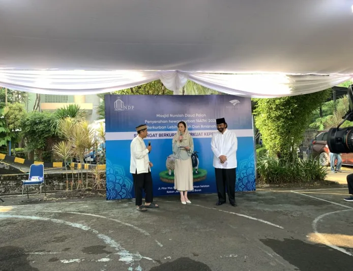 Wujud Kepedulian Sosial, Surya Paloh Serahkan Sapi Kurban Seberat 1 Ton
