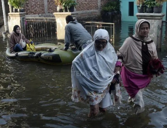 Warga Terobos Banjir untuk Laksanakan Salat Idul Adha
