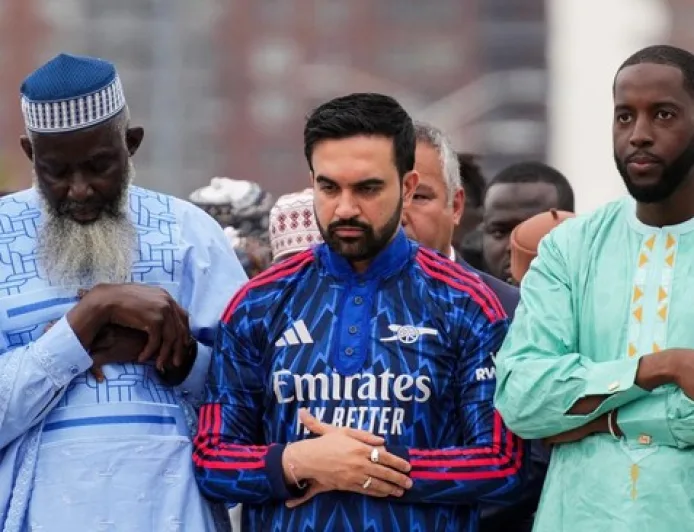 Potret Wali Kota New York Pakai Gamis Arsenal Saat Solat Ied Adha
