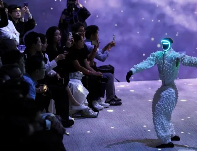 Momen Robot & Manusia Berbagi Panggung Catwalk di Fashion Show