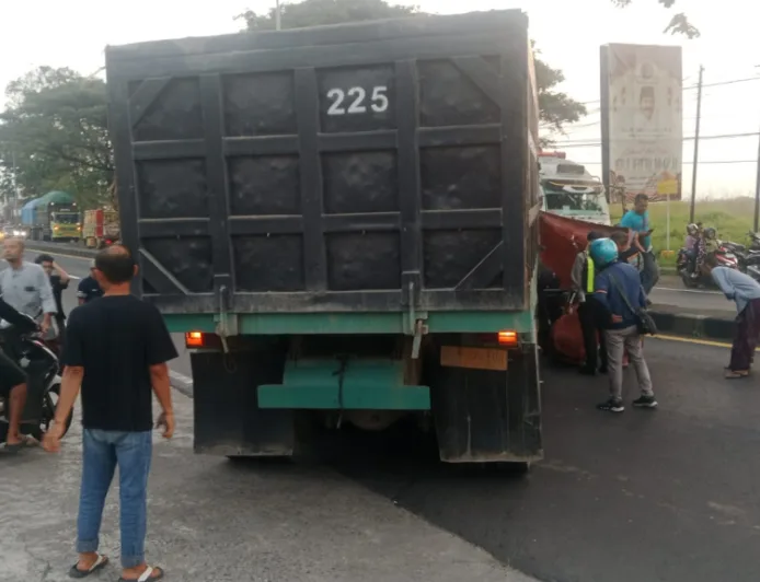 Pengendara Revo Tewas Setelah Tabrak Truk Keluar SPBU di Jalan Raya Surabaya-Malang