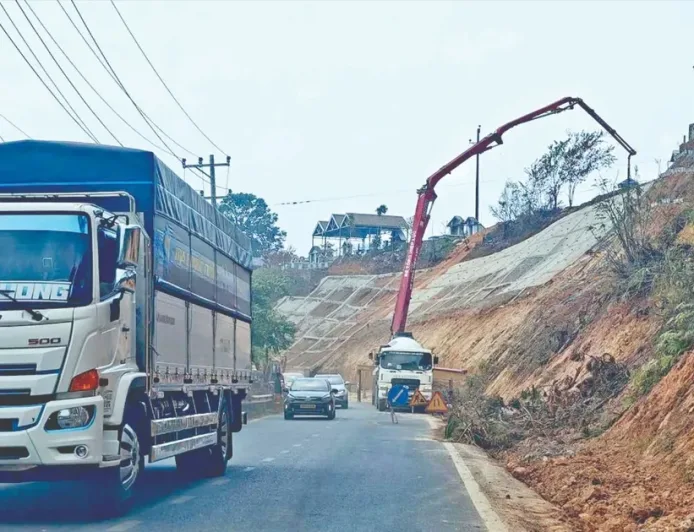 Dataran Tinggi Tengah dan Delta Mekong: Tanah longsor dan penurunan permukaan tanah menjadi semakin kompleks.