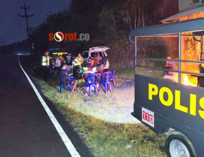Cara Santai Polisi Jaga JJLS Gunungkidul Menarik Perhatian Warga