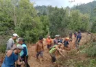 Petugas Gabungan Buka Akses Jalan Tertimbun Longsor di Sidrap