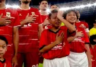 Momen Haru Nathan Tjoe-A-On Peluk Player Escort yang Menangis Saat Menyanyikan Lagu Indonesia Raya