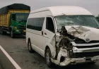Kronlogis Kecelakaan Toyota Hiace Hantam Truk Hino di Tol Pekanbaru-Dumai