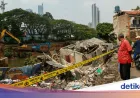 Tebing Ambrol di Petamburan, Rusak Bangunan dan Timbun Kendaraan