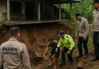Pondasi Rumah Longsor di Selemadeg Timur, Polsek Seltim Sigap Tanggap Darurat