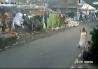 Bangunan Indekos Petamburan Ambruk Akibat Longsor, CCTV Rekam Detik-detik Evakuasi