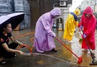 Topan Mekkhala Hantam Taiwan: Lumpur dan Sampah Rendam Rumah Warga