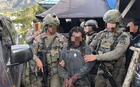 Satgas Operasi Damai Cartenz amankan terduga anggota kelompok kriminal bersenjata Kodap VIII Intan Jaya...