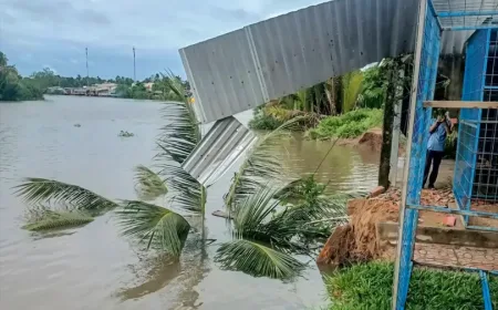 Tanah longsor menyebabkan sebuah rumah darurat runtuh ke sungai.