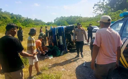 Mobil Biru Kecelakaan di JJLS, Satu Orang Patah Tulang