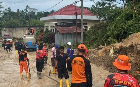 Akses Jalan Tertutup Longsor di Juata Krikil, Tim Gabungan Tarakan Gerak Cepat Lakukan Evakuasi