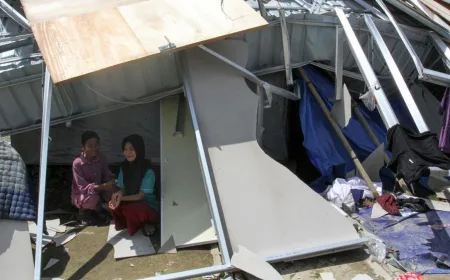 FOTO: Huntara Korban Banjir Bandang Aceh Roboh Diterjang Angin Kencang