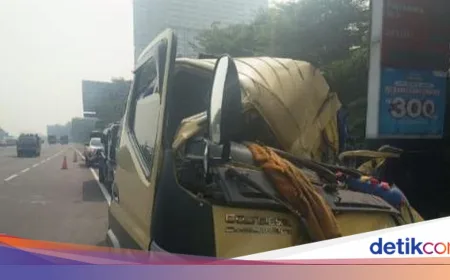 2 Truk Kecelakaan di Tol Jagorawi, Pengemudi Luka-luka