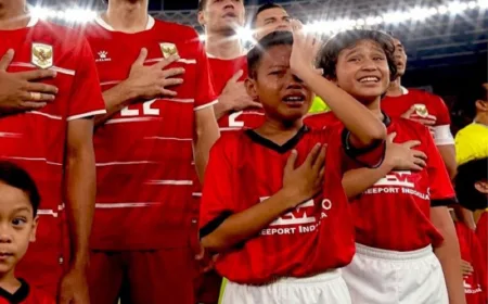 Momen Haru Nathan Tjoe-A-On Peluk Player Escort yang Menangis Saat Menyanyikan Lagu Indonesia Raya