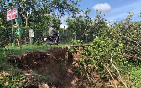 Tanah longsor mengancam tanggul sepanjang 2 km, menyebabkan warga tidak bisa tidur nyenyak.