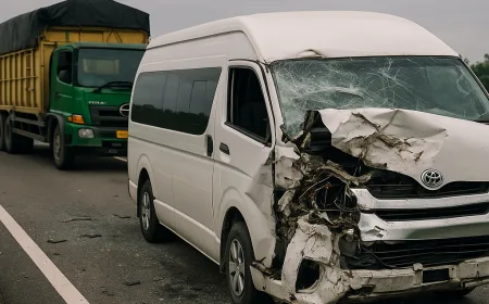Kronlogis Kecelakaan Toyota Hiace Hantam Truk Hino di Tol Pekanbaru-Dumai