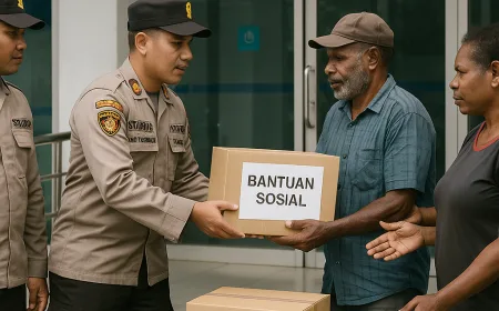 Sat Binmas Polres Mamberamo Tengah Serahkan Bantuan Sosial di Depan Bank Papua