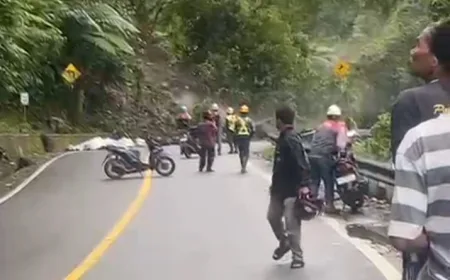 Longsor di Jalur Lembah Anai Lumpuhkan Total Arus Lalu Lintas Padang-Bukittinggi
