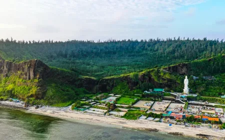 Dua lokasi wisata terkenal di Pulau Ly Son menghadapi risiko tanah longsor.