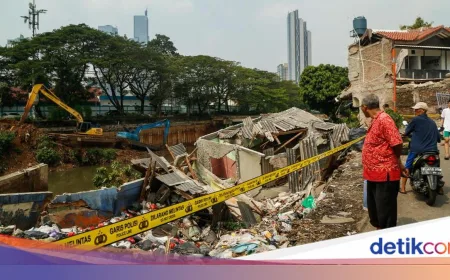 Tebing Ambrol di Petamburan, Rusak Bangunan dan Timbun Kendaraan