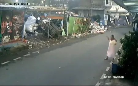 Bangunan Indekos Petamburan Ambruk Akibat Longsor, CCTV Rekam Detik-detik Evakuasi