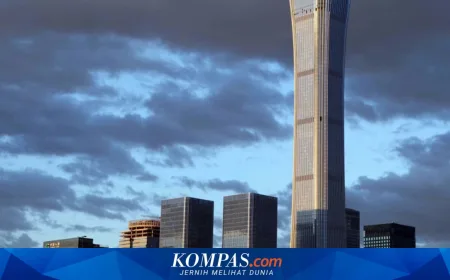 Pesawat Kecil Tabrak Gedung Tertinggi Beijing, Puing-puing Berserakan di Jalan