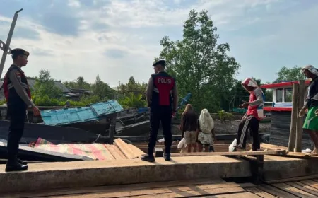 Polsek Daik Lingga Patroli Antisipasi Banjir dan Longsor Akibat Cuaca Ekstrem