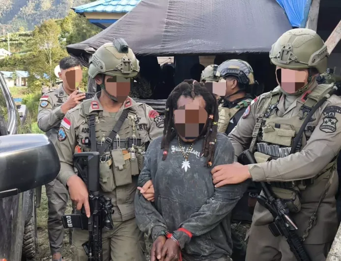 Satgas Operasi Damai Cartenz amankan terduga anggota kelompok kriminal bersenjata Kodap VIII Intan Jaya...