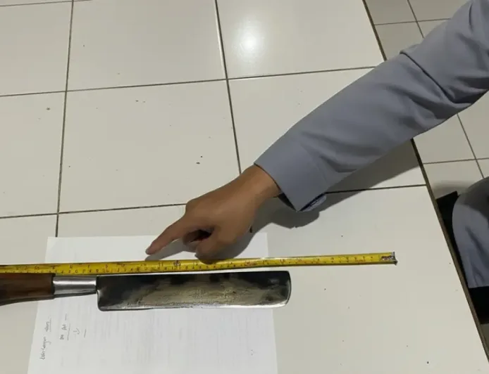 Tersinggung, Pengunjung Warung Seafood Singosari Keluarkan Golok