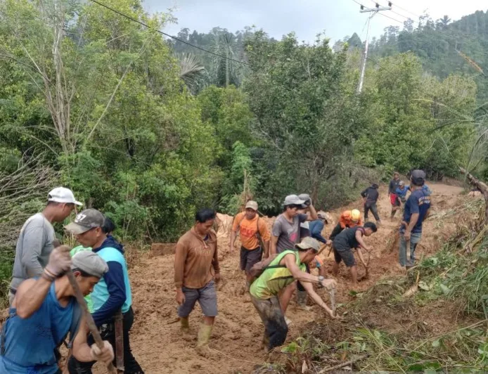 Petugas Gabungan Buka Akses Jalan Tertimbun Longsor di Sidrap