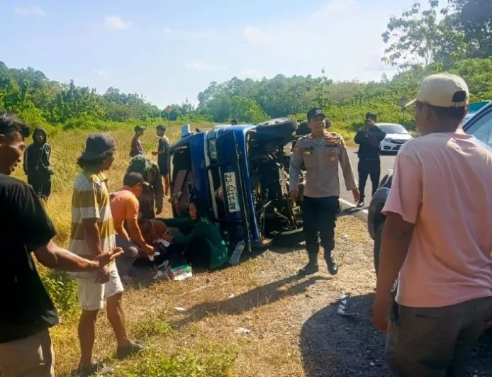 Mobil Biru Kecelakaan di JJLS, Satu Orang Patah Tulang
