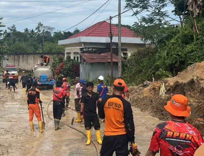 Akses Jalan Tertutup Longsor di Juata Krikil, Tim Gabungan Tarakan Gerak Cepat Lakukan Evakuasi