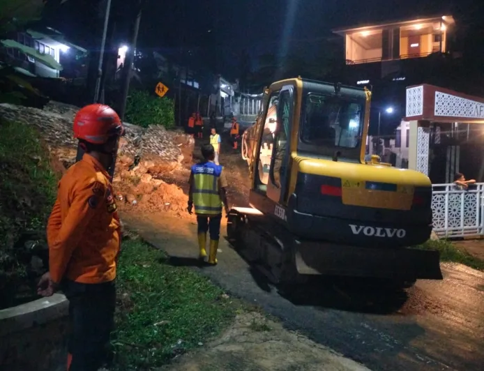 Hujan Deras Picu Longsor TPT SMAN 1 Pamijahan, Akses Jalan Sempat Tertutup - Bogor-Kita.com