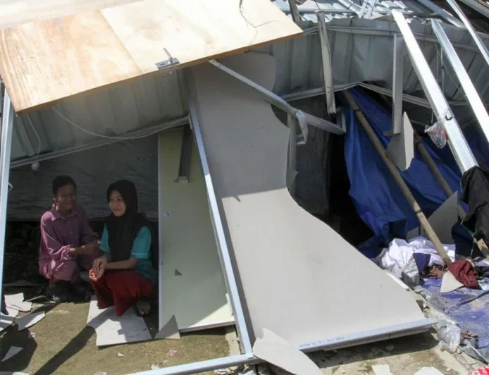 FOTO: Huntara Korban Banjir Bandang Aceh Roboh Diterjang Angin Kencang