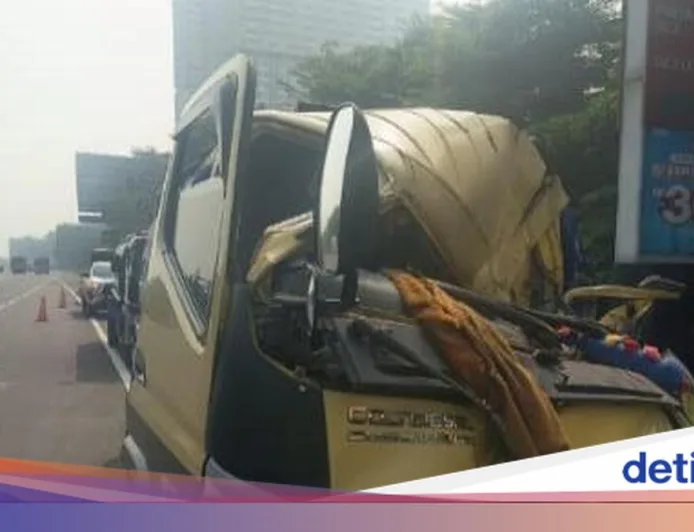 2 Truk Kecelakaan di Tol Jagorawi, Pengemudi Luka-luka