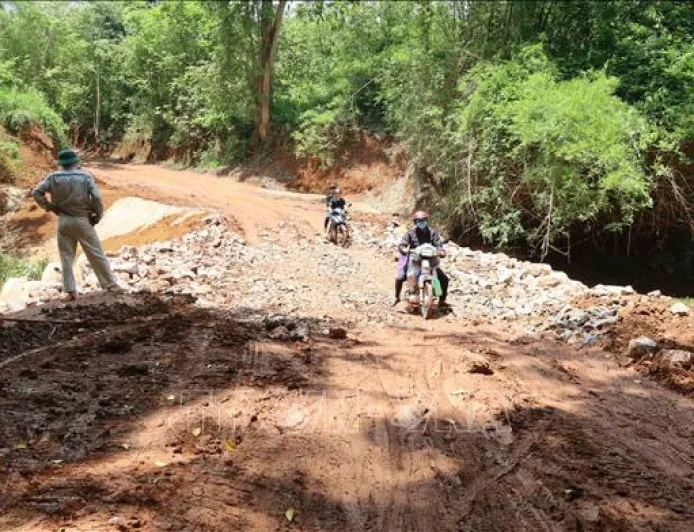 Dong Nai: Jembatan sementara di Ma Da ambruk akibat tanah longsor; warga berharap jembatan baru segera dibangun.