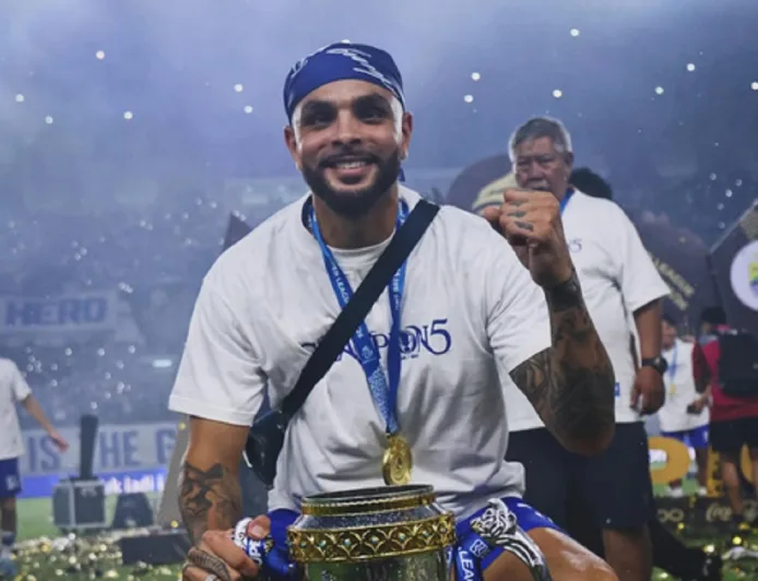 Meski Cuma 5 Bulan Bela Persib, Kurzawa Berikan Dampak Besar di Ruang Ganti