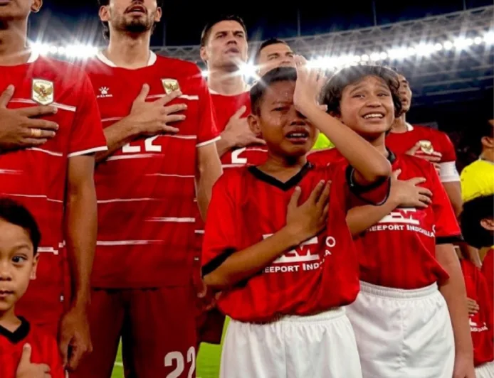 Momen Haru Nathan Tjoe-A-On Peluk Player Escort yang Menangis Saat Menyanyikan Lagu Indonesia Raya