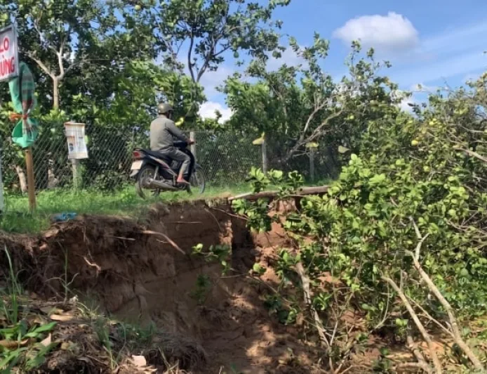 Tanah longsor mengancam tanggul sepanjang 2 km, menyebabkan warga tidak bisa tidur nyenyak.