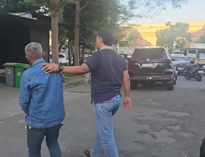 Nekat Gasak Tiang Rambu Dishub di Siang Bolong, Lansia di Surabaya Ditangkap Polisi Usai Viral