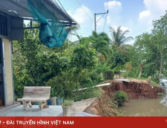 Tanah Longsor di Sungai Tra Lot Dong Thap Ambrukkan Jalan 20 Meter, Lalu Lintas Terputus